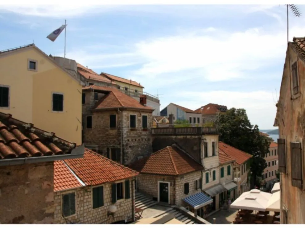 Izdavanje, dvosoban stan, 50m², Stari Grad, Herceg Novi