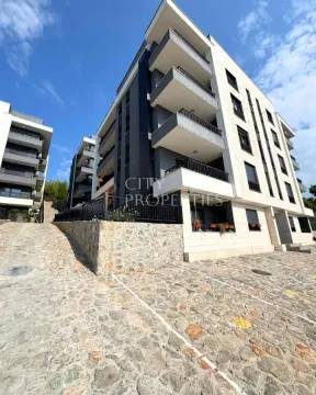 Pogled na spoljašnjost moderne stambene zgrade sa popločanim dvorištem. - image 9