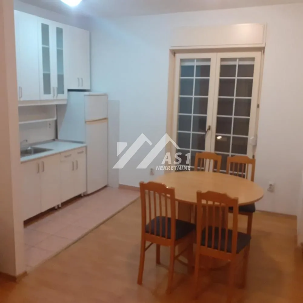 Izdavanje, dvosoban stan, 44m², Centar, Novi Sad