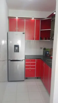 Kuhinja sa crvenim elementima i frižiderom od nehrđajućeg čelika. - image 5