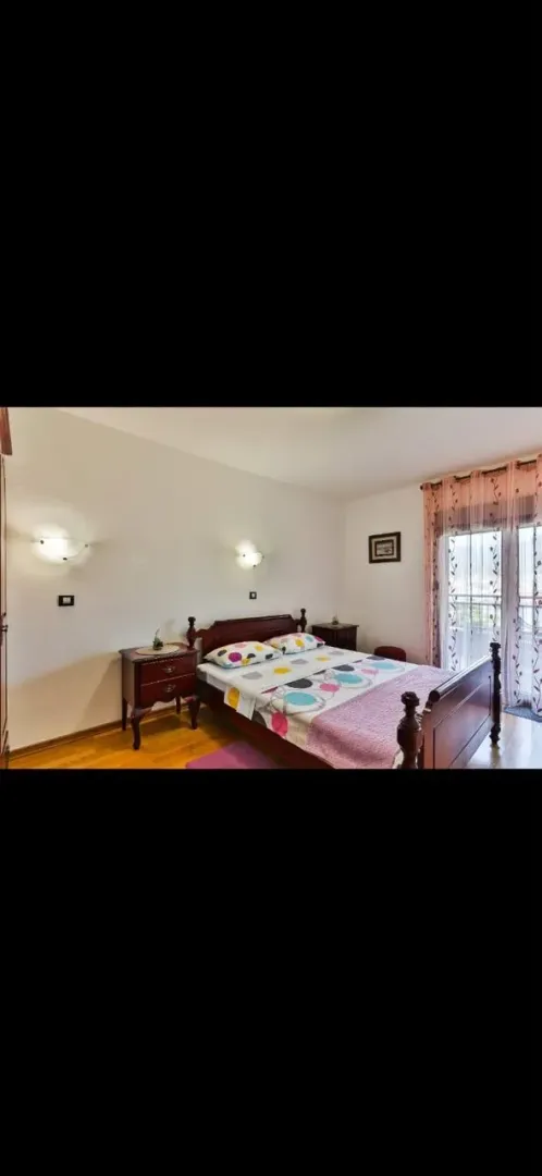 Furnished bedroom with a double bed and access to the terrace.