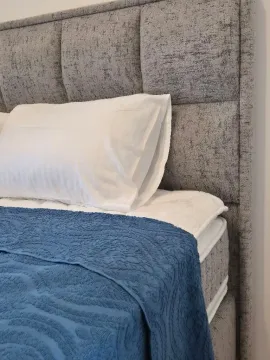Detalj kreveta sa uzglavljem i jastukom u spavaćoj sobi. - image 16