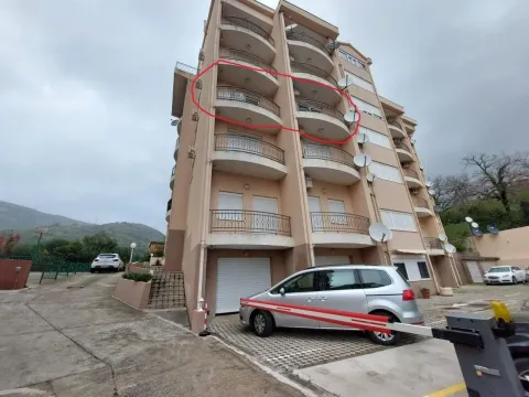 Spoljašnji izgled stambene zgrade sa balkonom označenim crvenim krugom. - image 17