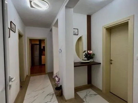 Izdavanje, četvorosoban stan, 240m², Kotor, Crna Gora - image 6