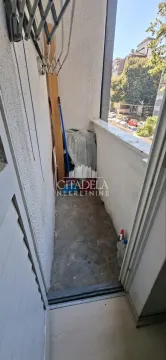 Manji spoljni balkon sa zidanim ogradnim zidom i sušačem za veš. - image 9