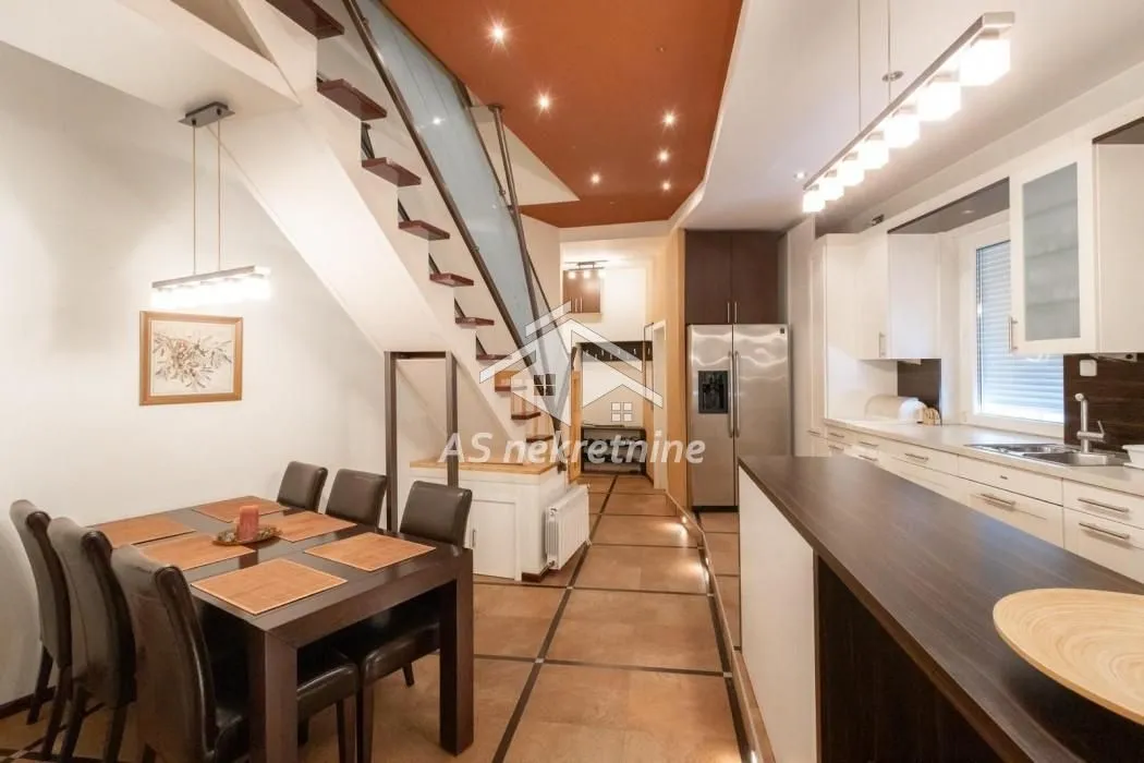 Izdavanje, četvorosoban stan, 140m², Obilićev Venac, Beograd
