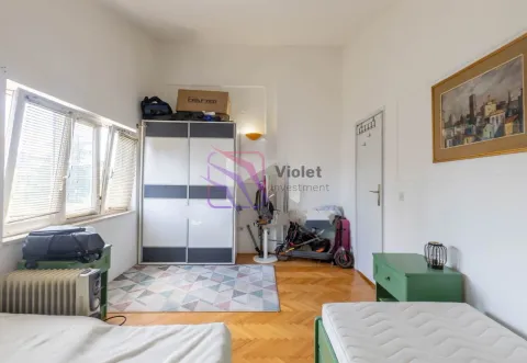 Manja spavaća soba sa dva kreveta, garderoberom i prozorom. - image 6