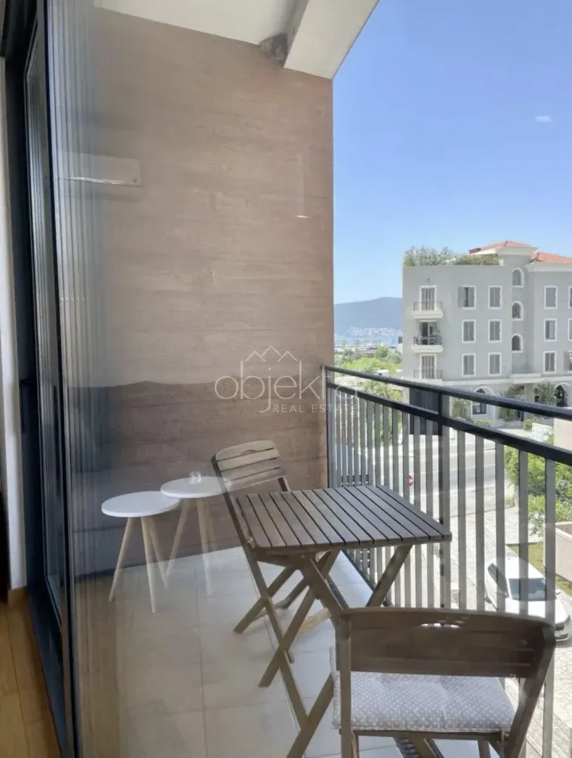 Namješten balkon sa garniturom za sjedenje i pogledom na okolinu.