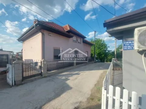 Pogled na spoljašnjost kuće sa dvorištem i ogradom. - image 2