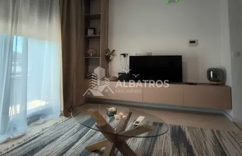Dnevna soba sa garniturom, TV-om i staklenim stočićem. - image 3