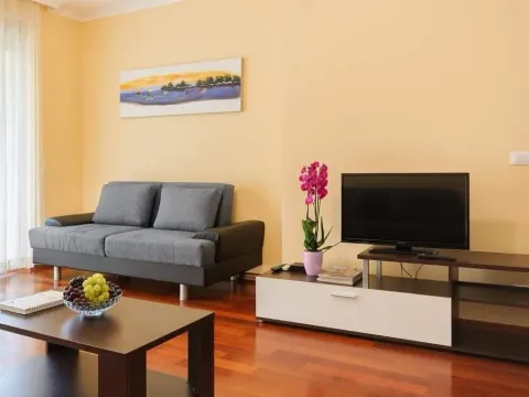 Prodaja, jednosoban stan, 61m², Centar, Budva - image 1