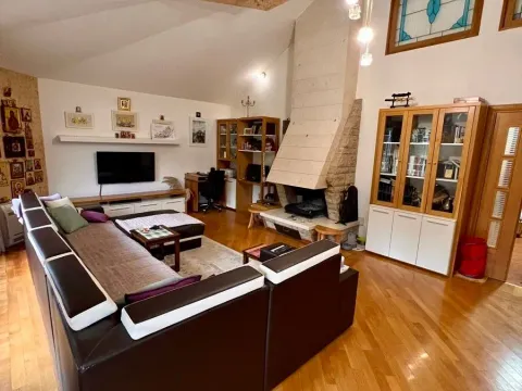 Prodaja, trosoban stan, 136m², Centar, Podgorica - image 1