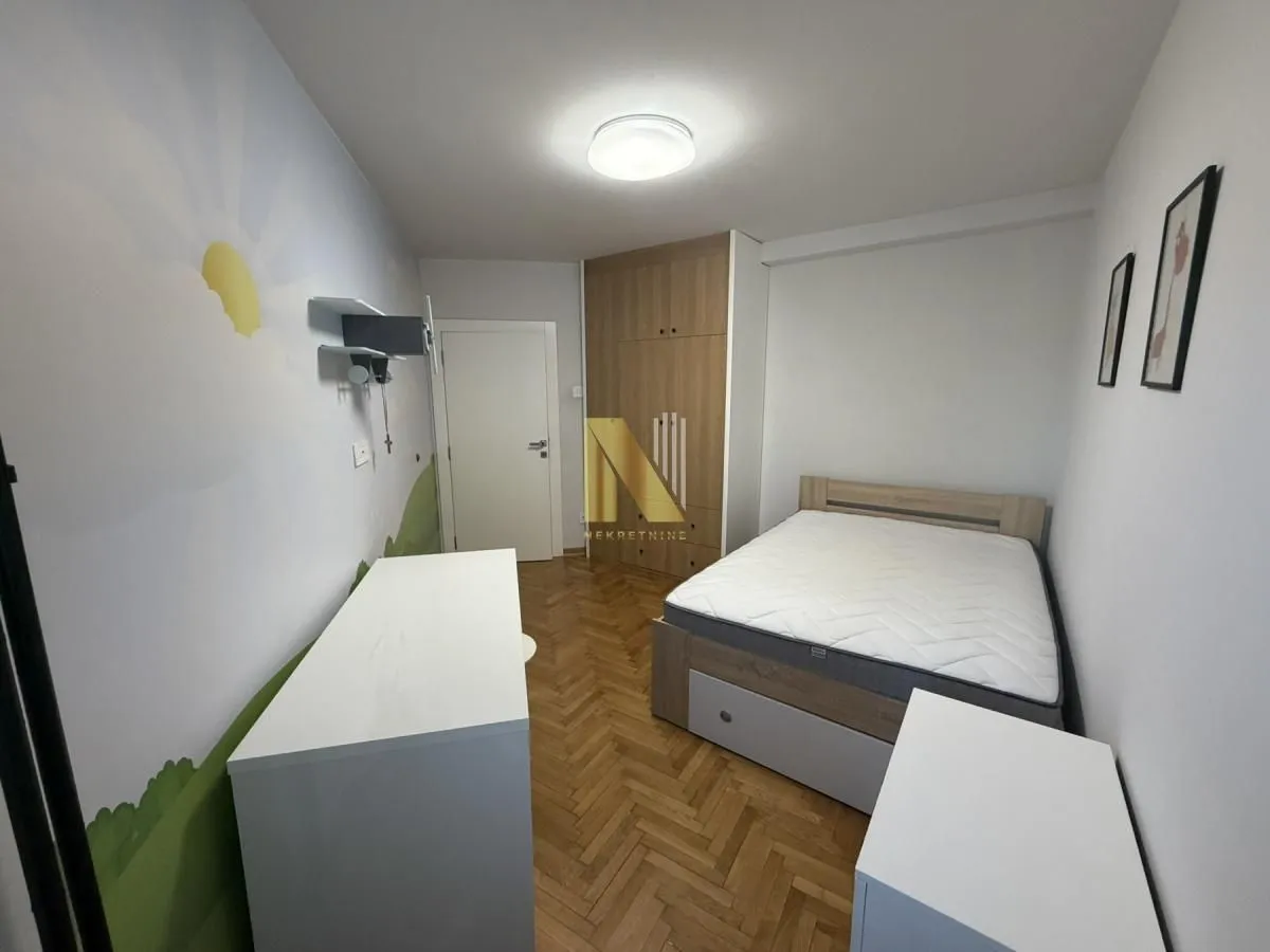 Izdavanje, četvorosoban stan, 100m², Stari grad, Novi Sad