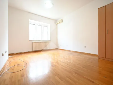 Izdavanje, dvosoban stan, 65m², Centar, Podgorica - image 4