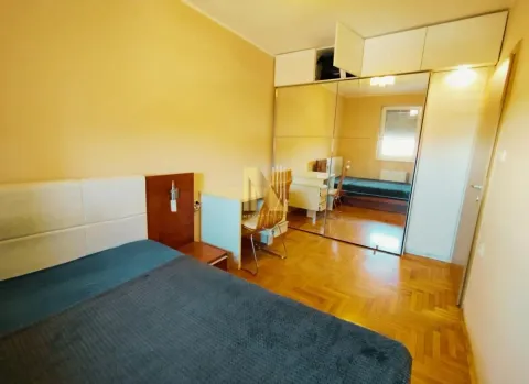Nameštena spavaća soba sa bračnim krevetom, radnim stolom i velikim ormarom sa ogledalom. - image 11