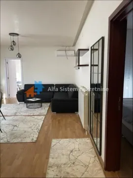 Dnevna soba sa ugaonom garniturom, stočićem i laminatom na podu. - image 3