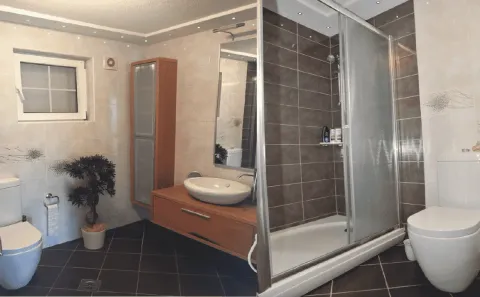 Moderne kupatilo sa tuš kabinom, umivaonikom i dva toaleta. - image 15