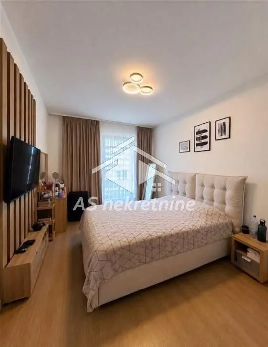 Izdavanje, trosoban stan, 87m², Savski Venac, Beograd
