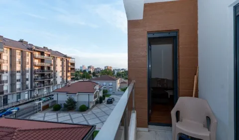 Balkon sa stolicom i pogledom na naselje i okolne zgrade. - image 9