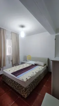 Spavaća soba sa bračnim krevetom, prozorom sa zavjesama i bijelim zidovima. - image 12