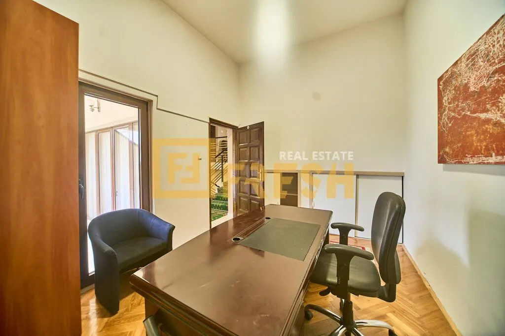 Izdavanje, kuća, 280m², Gorica C, Podgorica