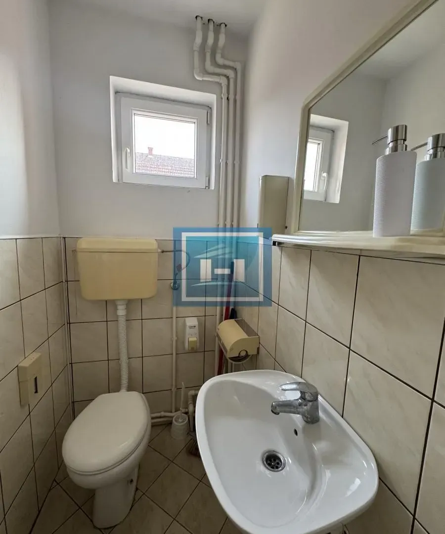 Rent, office space, 110m², Ćuprija, Srbija