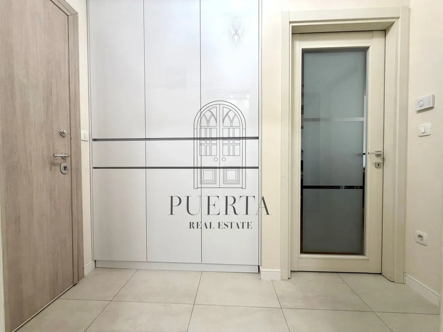 Izdavanje, jednosoban stan, 53m², Central Point, Podgorica