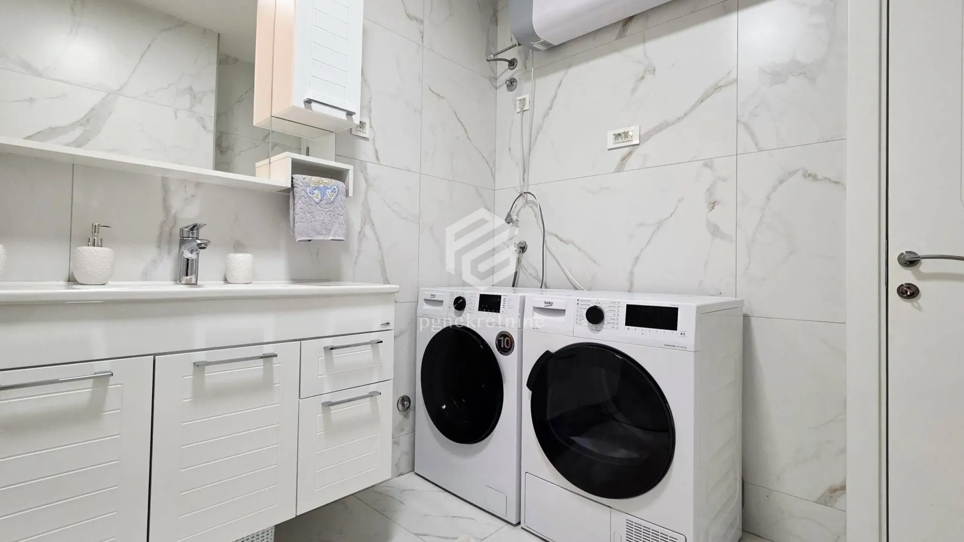 Izdavanje, dvosoban stan, 88m², Centar, Podgorica
