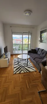 Dnevni boravak sa garniturom, stočićem i izlazom na terasu. - image 6