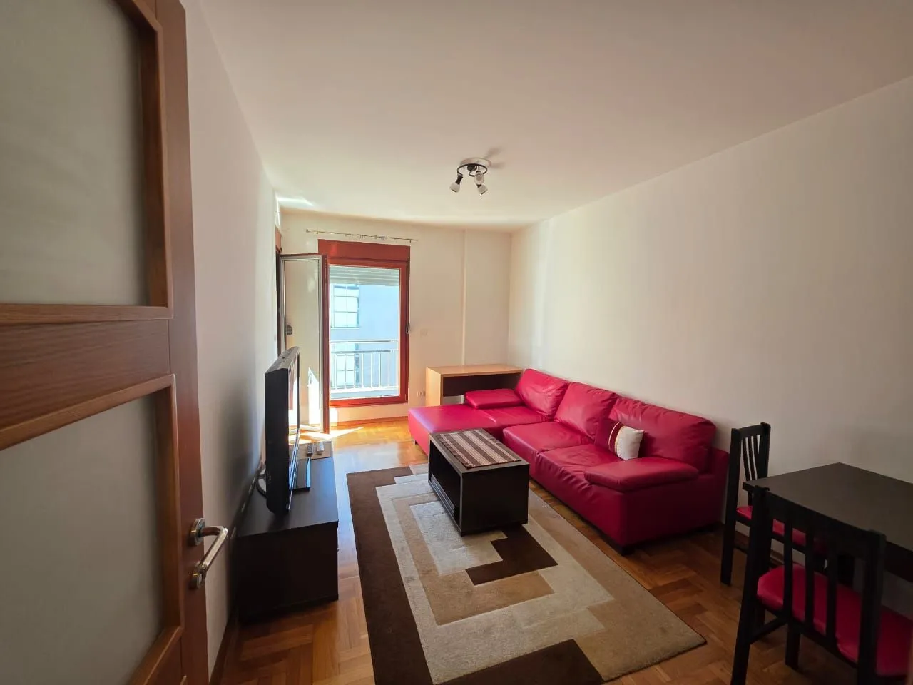 Izdavanje, jednosoban stan, 40m², Pobrežje, Podgorica