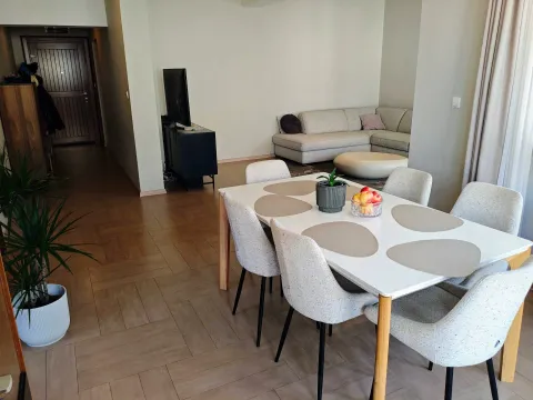 Dnevni boravak sa trpezarijskim stolom i stolicama. - image 7