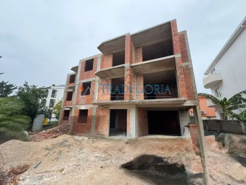 Pogled na zgradu u izgradnji sa nedovršenom fasadom. - image 10