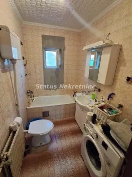 Manje kupatilo sa kadom, wc šoljom, umivaonikom i veš mašinom. - image 7