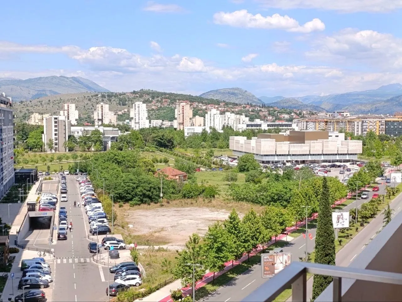 Pogled sa terase na gradski pejzaž i okolne planine.