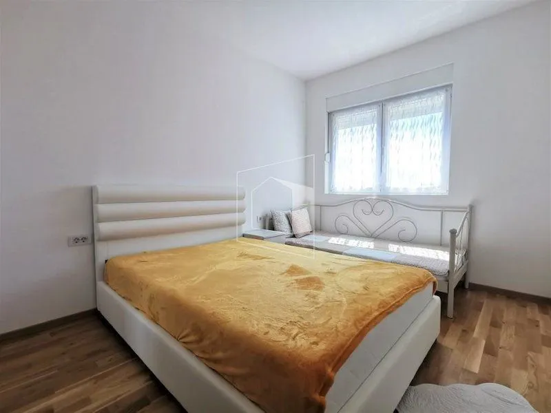 Bright and tidy bedroom with a double bed.