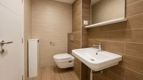 Moderno opremljeno kupatilo sa umivaonikom i WC šoljom. - image 7
