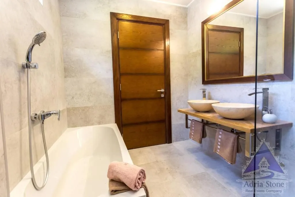 Prodaja, kuća, 420m², Đenovići, Herceg Novi
