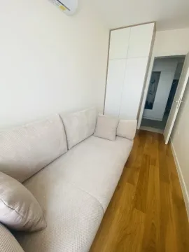 Dnevna soba sa svijetlom garniturom, ugradnim garderoberom i drvenim podom. - image 10