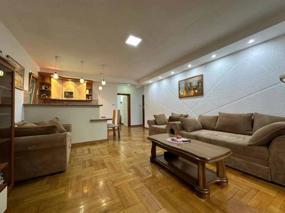 Izdavanje, dvosoban stan, 64m², Velji Vinogradi, Budva