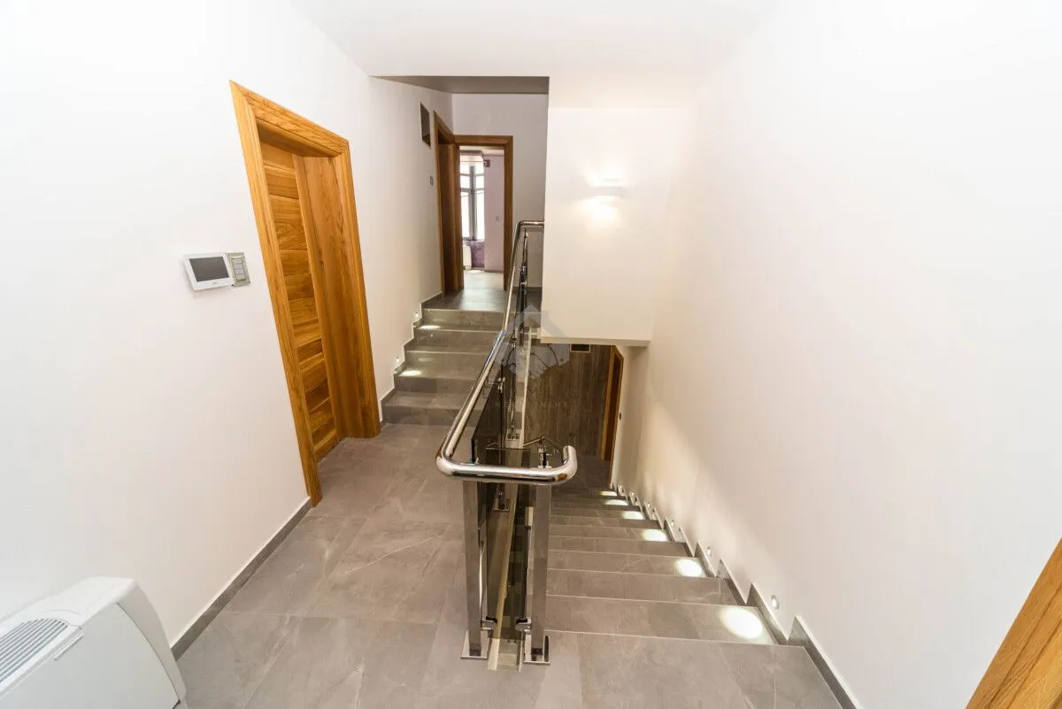 Rent, house, 320m², Zlatica, Podgorica
