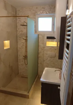 Moderno opremljeno kupatilo sa tuš kabinom i umivaonikom. - image 7