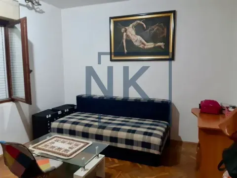 Dnevni boravak sa trosjedom na rasklapanje, stočićem i slikom na zidu. - image 11
