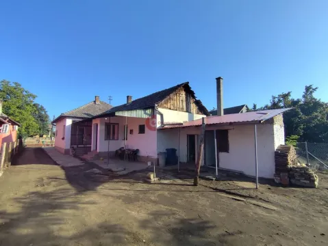 Pogled na dvorište i stariju kuću sa pomoćnim objektom. - image 6