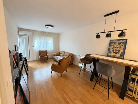 Dnevna soba sa garniturom, foteljama i šankom za ručavanje. - image 3