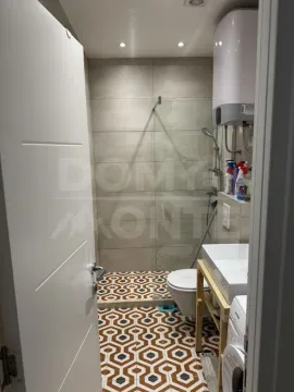 Pogled na moderno uređeno kupatilo sa tuš kabinom. - image 11