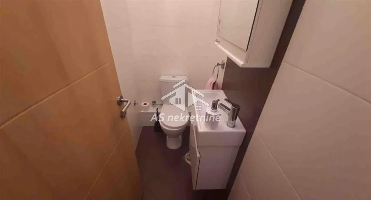 Izdavanje, četvorosoban stan, 96m², Vračar Sve Podlokacije, Beograd