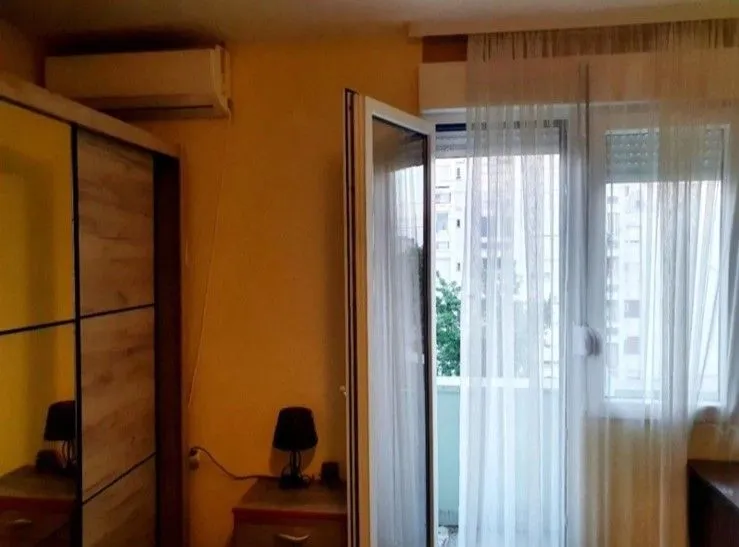 Soba sa izlazom na balkon.