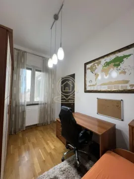Radna soba sa radnim stolom, foteljom i mapom sveta na zidu. - image 10