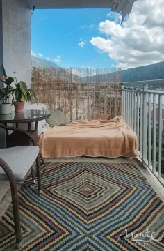 Namještena terasa sa garniturom za sjedenje i pogledom na planine i more. - image 2