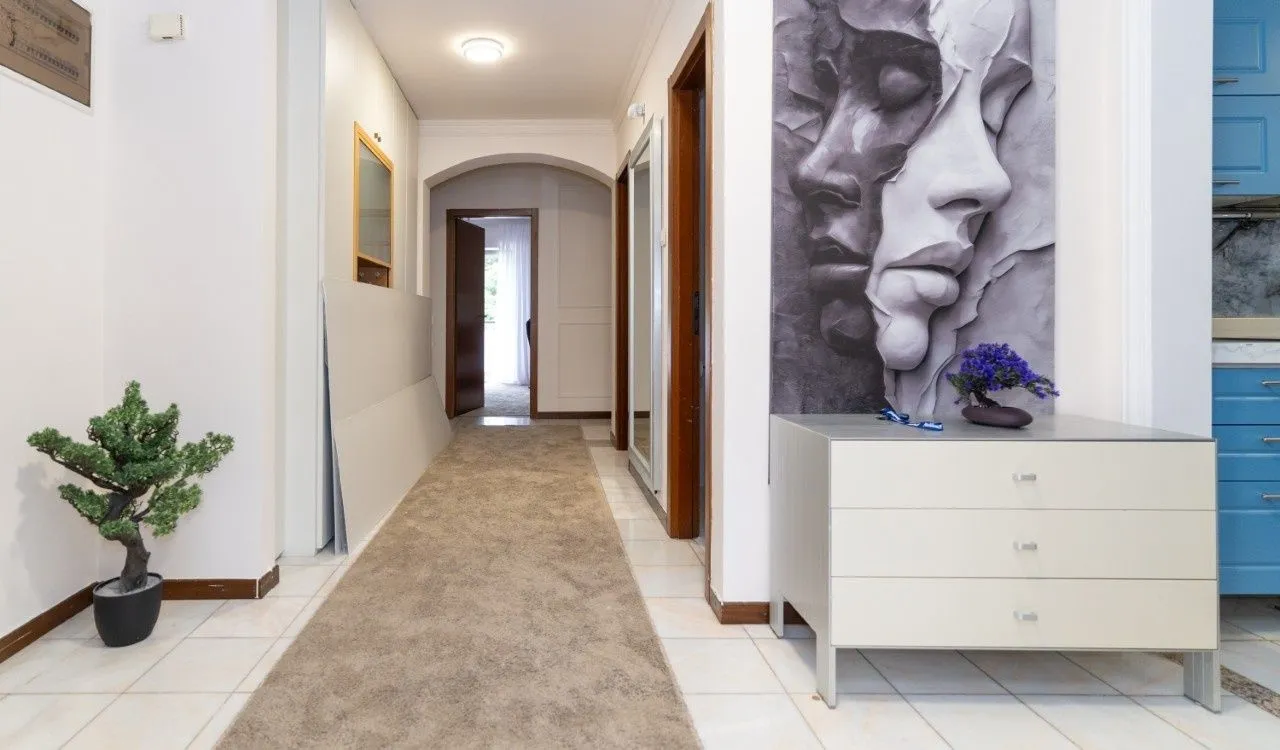 Izdavanje, trosoban stan, 200m², Gorica C, Podgorica